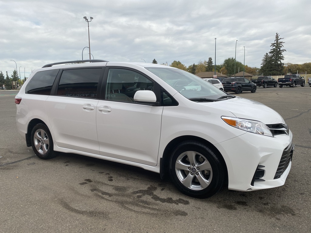 Pre-owned 2019 Toyota Sienna Le 8-passenger Fwd Minivan Passenger Van 